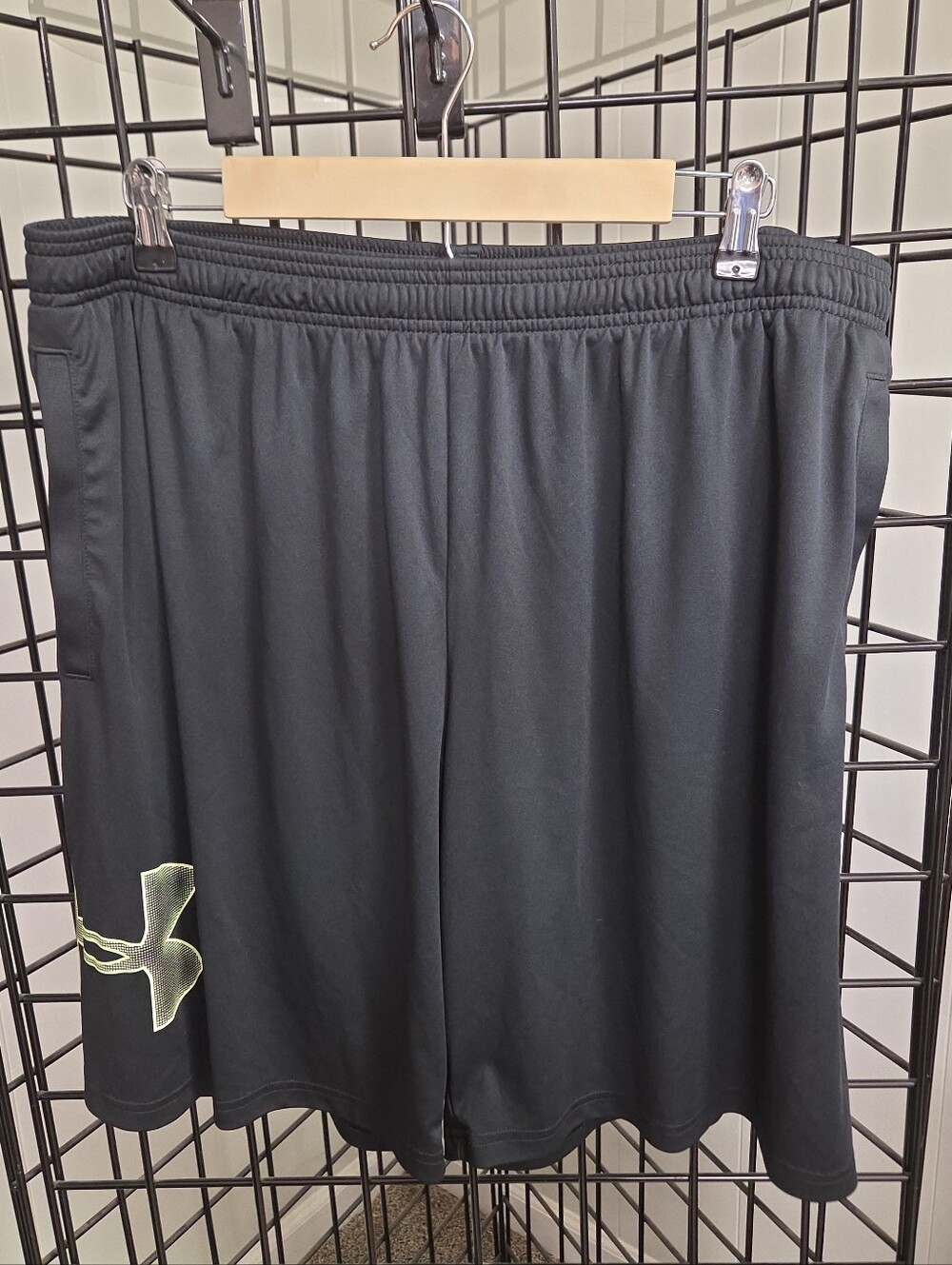 Mens Under Armour Au Tech Graphic Black Shorts Size 2XL Loose Fit EUC!!